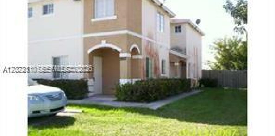 Townhouse in Cutler Bay, Florida 3 bedrooms, 118.91 sq.m. № 2086933