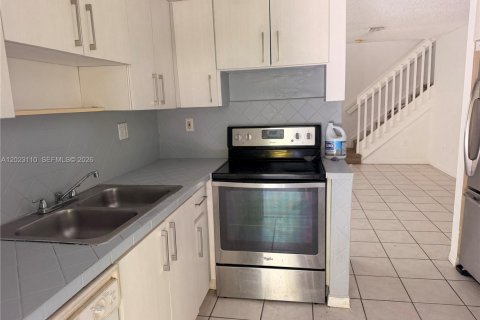 Townhouse in Cutler Bay, Florida 3 bedrooms, 118.91 sq.m. № 2086933 - photo 6