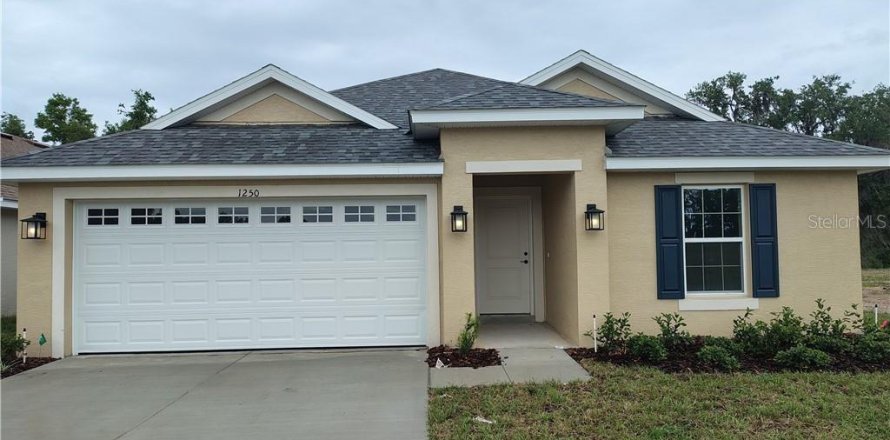 House in Inverness, Florida 3 bedrooms, 140.47 sq.m. № 2394064