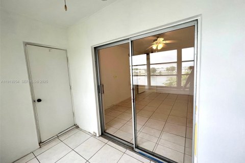 Снять в аренду кондоминиум в Майами, Флорида 1 спальня, 78.97м2, № 2082679 - фото 16
