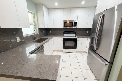 Villa ou maison à vendre à Hollywood, Floride: 3 chambres, 99.87 m2 № 2278742 - photo 8