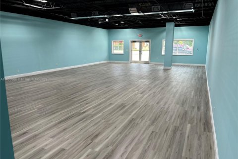 Propiedad comercial en venta en Pembroke Pines, Florida № 2038866 - foto 7