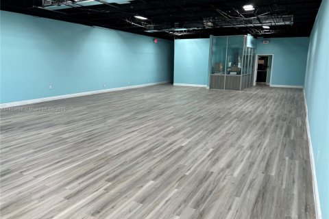 Propiedad comercial en venta en Pembroke Pines, Florida № 2038866 - foto 8