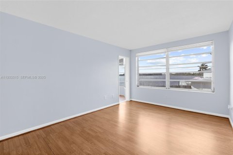 Снять в аренду кондоминиум в Майами, Флорида 1 спальня, 76.64м2, № 1992618 - фото 18