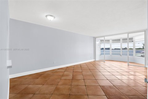 Снять в аренду кондоминиум в Майами, Флорида 1 спальня, 76.64м2, № 1992618 - фото 3