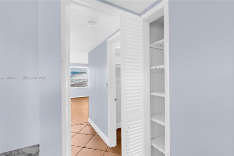 Снять в аренду кондоминиум в Майами, Флорида 1 спальня, 76.64м2, № 1992618 - фото 13