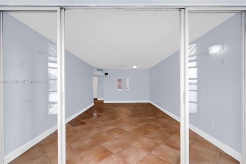 Снять в аренду кондоминиум в Майами, Флорида 1 спальня, 76.64м2, № 1992618 - фото 4