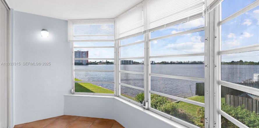 Кондоминиум с 1 спальней в Майами, Флорида № 1992618