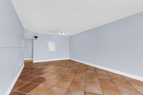 Снять в аренду кондоминиум в Майами, Флорида 1 спальня, 76.64м2, № 1992618 - фото 24