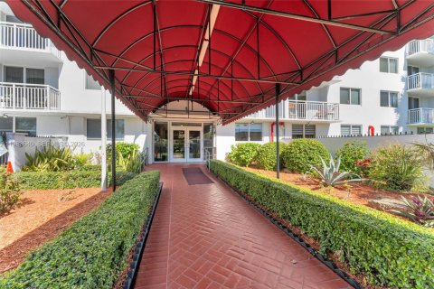 Снять в аренду кондоминиум в Майами, Флорида 1 спальня, 65.96м2, № 2048305 - фото 21