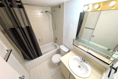 Condo in Miami, Florida, 1 bedroom  № 2082606 - photo 12