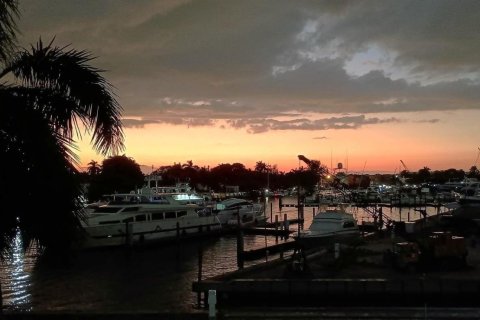 Condo in Miami, Florida, 1 bedroom  № 2082606 - photo 15
