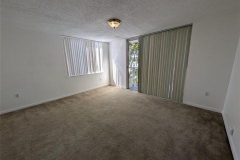 Condo in Miami, Florida, 1 bedroom  № 2082606 - photo 3