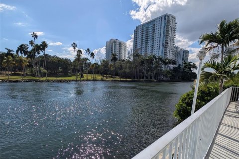 Condo in Miami, Florida, 1 bedroom  № 2082606 - photo 2