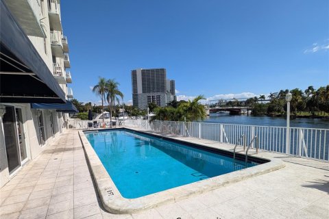 Condo in Miami, Florida, 1 bedroom  № 2082606 - photo 16