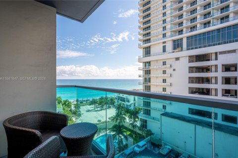 Condominio en Hollywood, Florida, 2 dormitorios  № 2079114