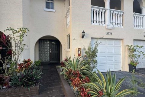 Adosado en alquiler en Miami, Florida, 3 dormitorios, 133.78 m2 № 1974208 - foto 1