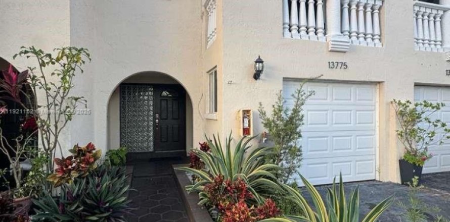 Adosado en Miami, Florida 3 dormitorios, 133.78 m2 № 1974208