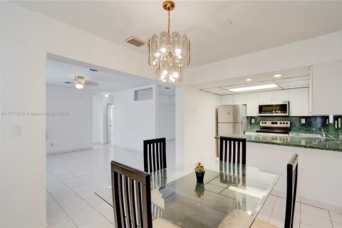 House in Miramar, Florida 2 bedrooms, 94.76 sq.m. № 1865073 - photo 9