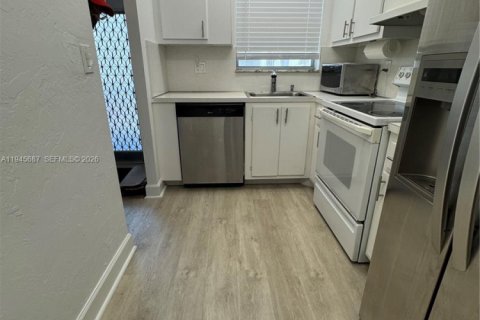 Condo in Sunrise, Florida, 2 bedrooms  № 2003620 - photo 7