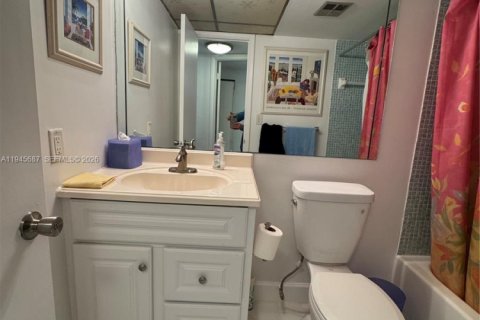 Condo in Sunrise, Florida, 2 bedrooms  № 2003620 - photo 9