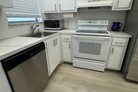 Condo in Sunrise, Florida, 2 bedrooms  № 2003620 - photo 5