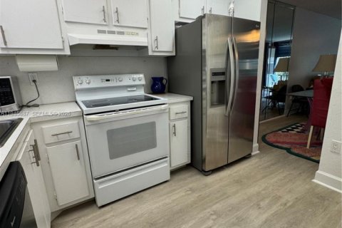 Condo in Sunrise, Florida, 2 bedrooms  № 2003620 - photo 4