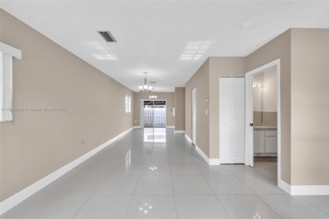 Townhouse in North Miami Beach, Florida 3 bedrooms, 128.21 sq.m. № 1831030 - photo 7