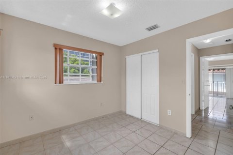 Townhouse in North Miami Beach, Florida 3 bedrooms, 128.21 sq.m. № 1831030 - photo 17