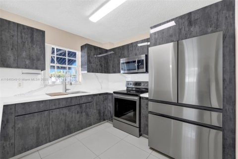 Townhouse in North Miami Beach, Florida 3 bedrooms, 128.21 sq.m. № 1831030 - photo 11