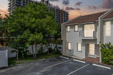 Townhouse in North Miami Beach, Florida 3 bedrooms, 128.21 sq.m. № 1831030 - photo 2