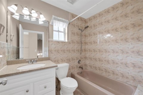 Townhouse in North Miami Beach, Florida 3 bedrooms, 128.21 sq.m. № 1831030 - photo 14
