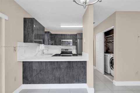 Townhouse in North Miami Beach, Florida 3 bedrooms, 128.21 sq.m. № 1831030 - photo 10