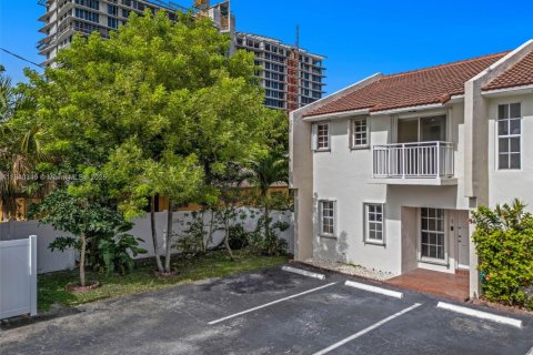 Townhouse in North Miami Beach, Florida 3 bedrooms, 128.21 sq.m. № 1831030 - photo 1