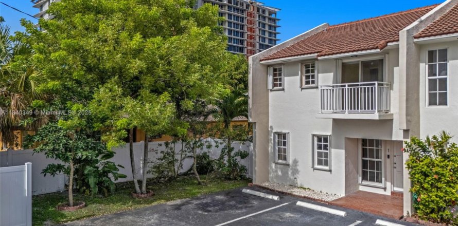 Townhouse in North Miami Beach, Florida 3 bedrooms, 128.21 sq.m. № 1831030