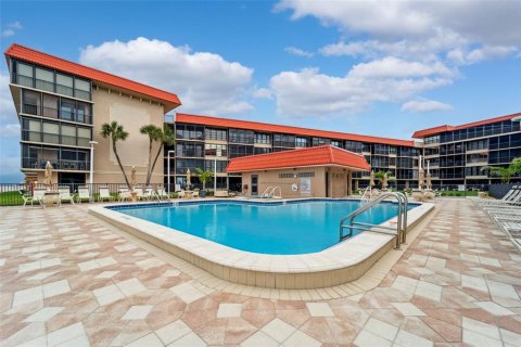 Condo in Redington Shores, Florida, 2 bedrooms  № 1843478 - photo 23