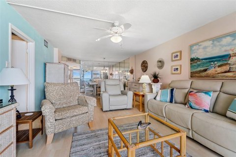 Condo in Redington Shores, Florida, 2 bedrooms  № 1843478 - photo 10