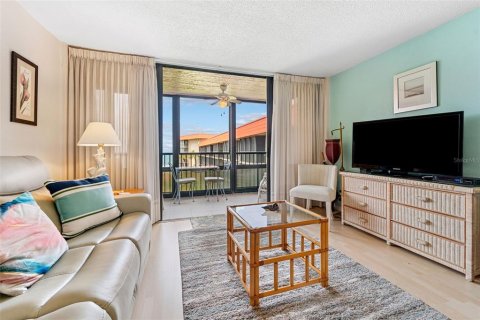 Condo in Redington Shores, Florida, 2 bedrooms  № 1843478 - photo 9