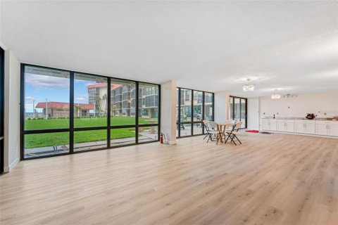 Condo in Redington Shores, Florida, 2 bedrooms  № 1843478 - photo 29