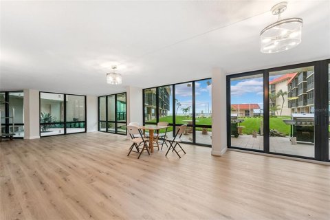 Condo in Redington Shores, Florida, 2 bedrooms  № 1843478 - photo 28