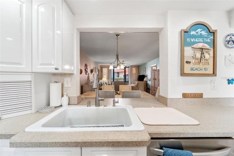 Condo in Redington Shores, Florida, 2 bedrooms  № 1843478 - photo 6