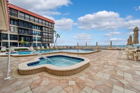 Condo in Redington Shores, Florida, 2 bedrooms  № 1843478 - photo 25