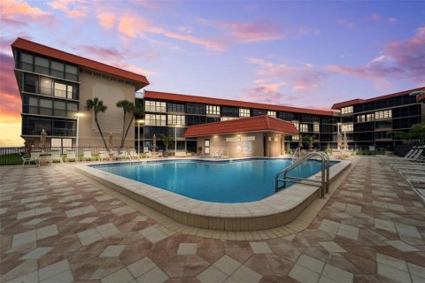 Condo in Redington Shores, Florida, 2 bedrooms  № 1843478 - photo 1