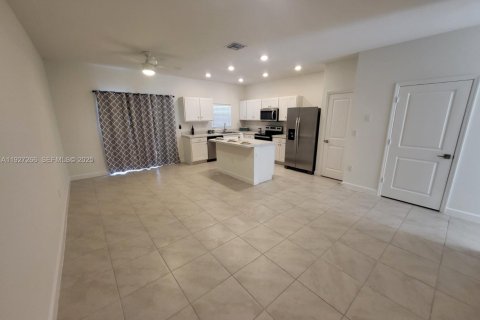 Снять в аренду таунхаус в Флорида-Сити, Флорида 3 спальни, 136.19м2, № 1990721 - фото 15