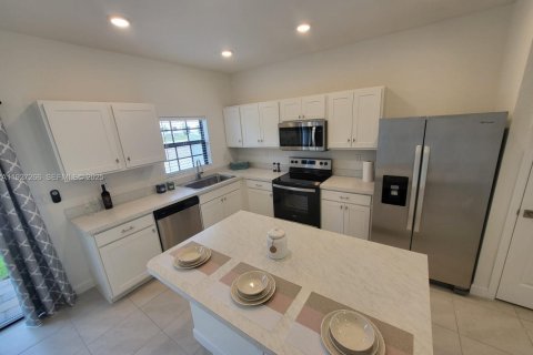 Снять в аренду таунхаус в Флорида-Сити, Флорида 3 спальни, 136.19м2, № 1990721 - фото 13