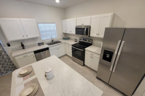 Снять в аренду таунхаус в Флорида-Сити, Флорида 3 спальни, 136.19м2, № 1990721 - фото 2