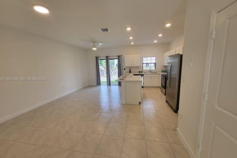 Снять в аренду таунхаус в Флорида-Сити, Флорида 3 спальни, 136.19м2, № 1990721 - фото 3