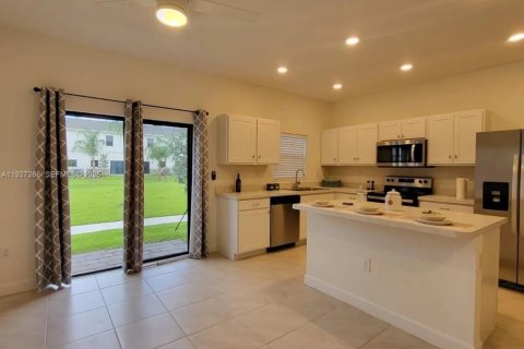 Снять в аренду таунхаус в Флорида-Сити, Флорида 3 спальни, 136.19м2, № 1990721 - фото 11