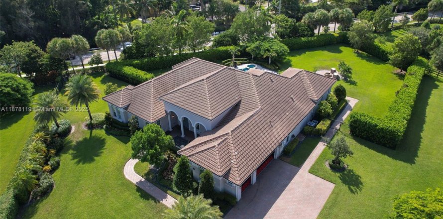 House in Davie, Florida 4 bedrooms, 440.54 sq.m. № 1937219