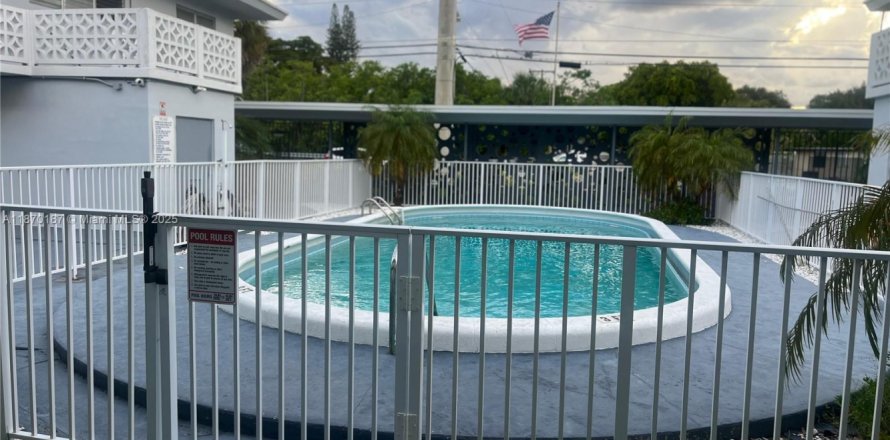 Кондоминиум с 1 спальней в Норт-Майами, Флорида № 1929324